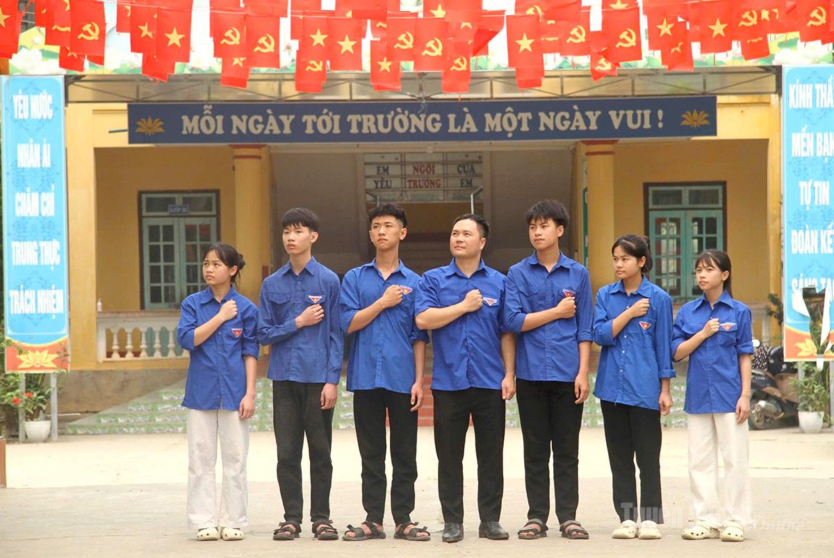 Đoàn viên, thanh niên xã Minh Thanh thể hiện quyết tâm phát huy tinh thần xung kích.