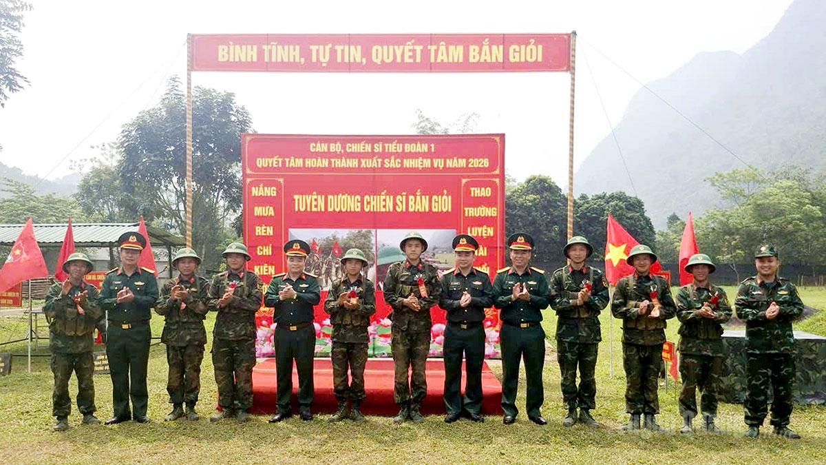 Tuyên dương những chiến sỹ mới bắn giỏi tại Tiểu đoàn 1, Trung đoàn 877.