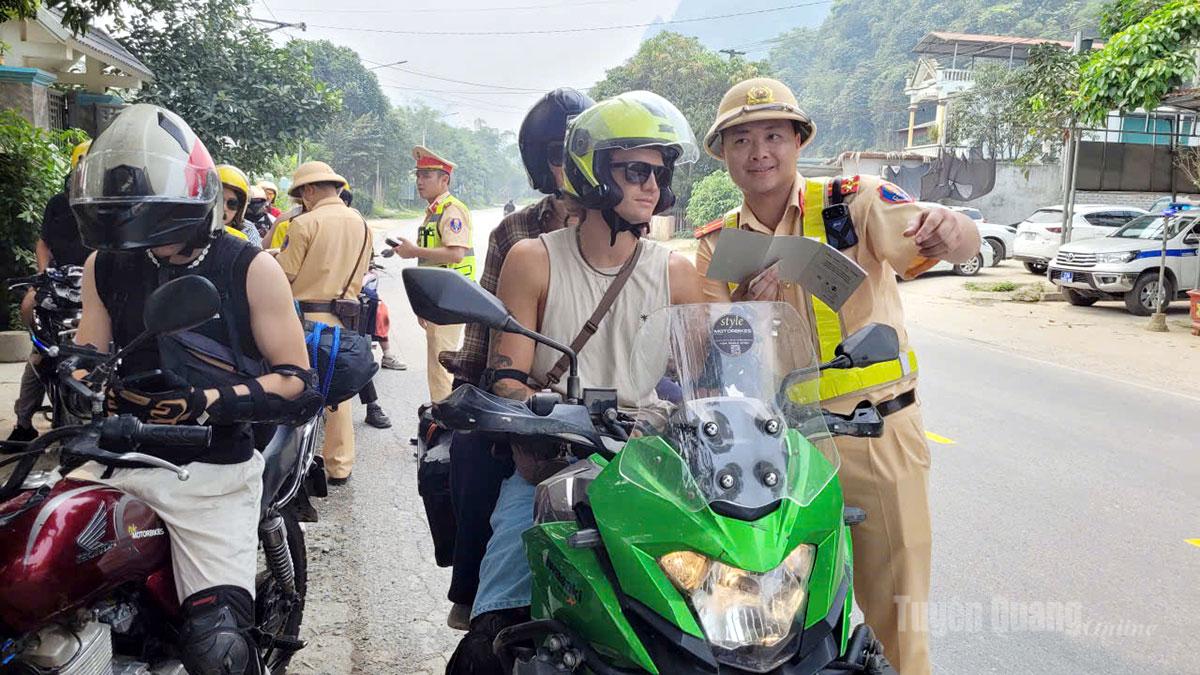 Đội Cảnh sát giao thông đường bộ số 3, Phòng Cảnh sát giao thông, Công an tỉnh Tuyên Quang tuyên truyền người nước ngoài thuê xe tự lái đảm bảo TTATGT.