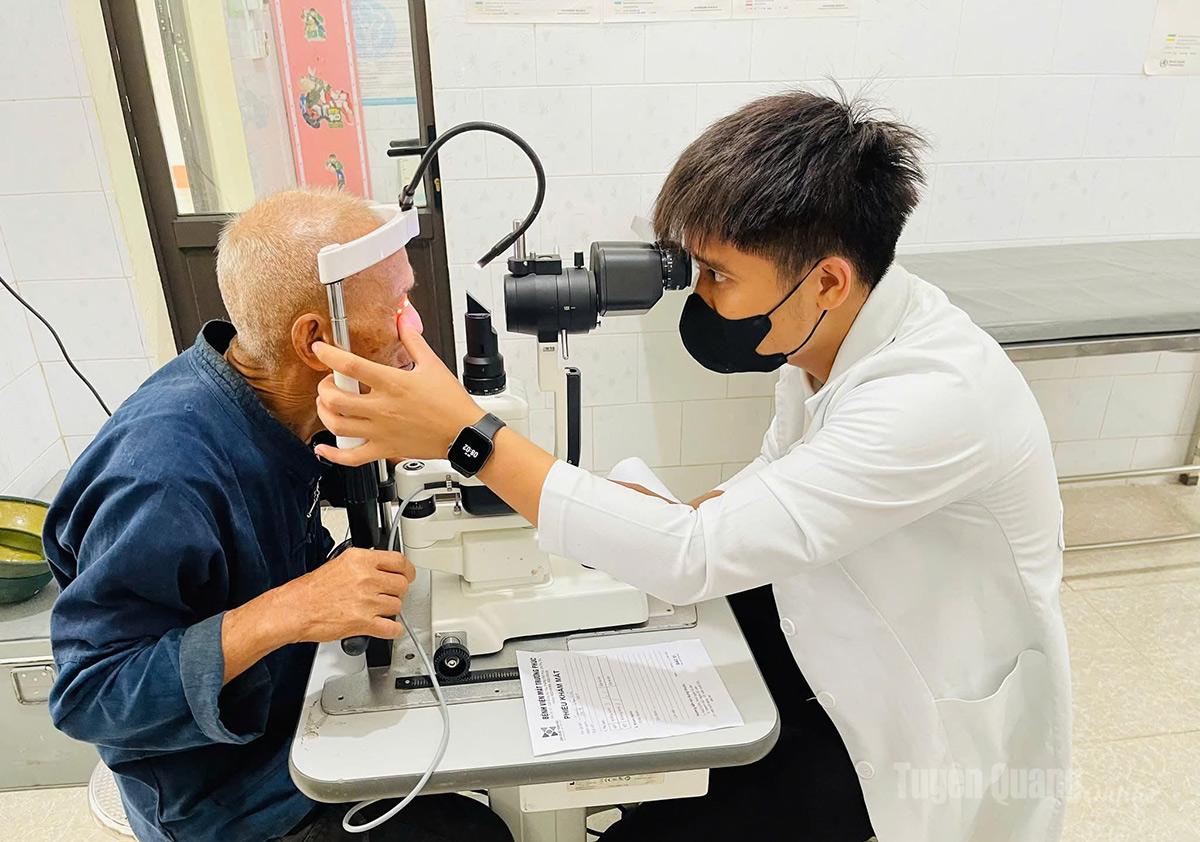 Bác sĩ khám, tư vấn các bệnh về mắt cho người dân xã Việt Lâm.