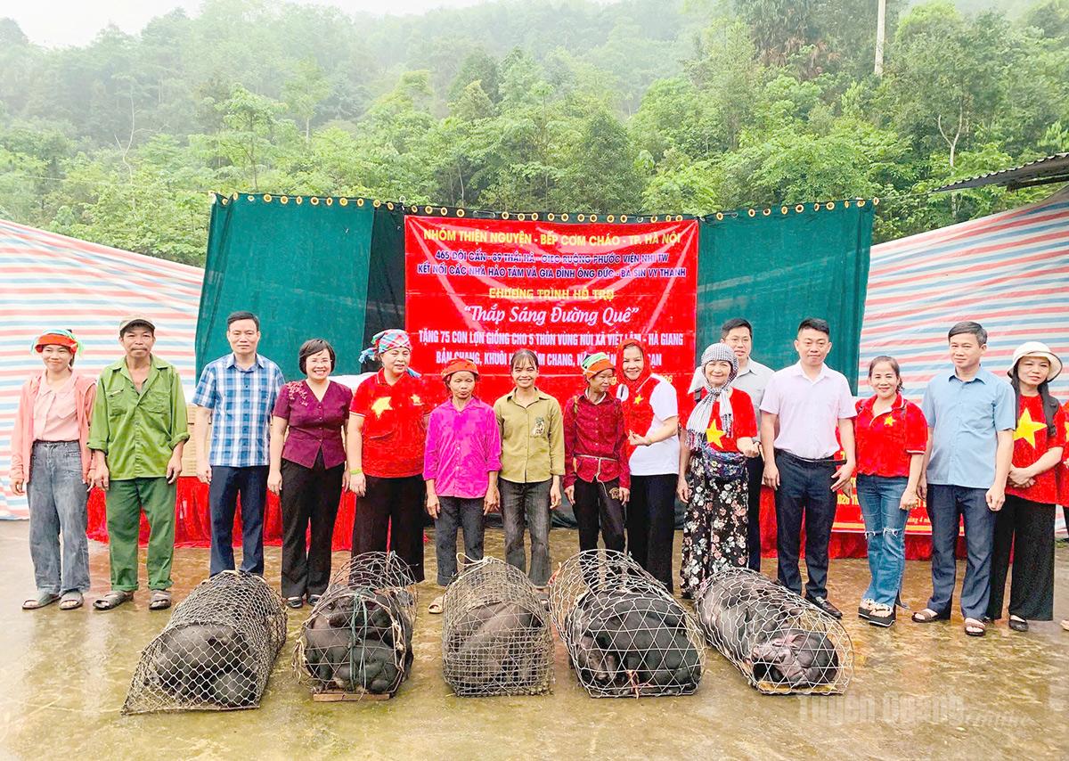Đoàn thiện nguyện Bếp - Cơm - Cháo của thành phố Hà Nội cùng các nhà hảo tâm trao tặng lợn giống cho các hộ gia đình có hoàn cảnh khó khăn tại xã Việt Lâm.
