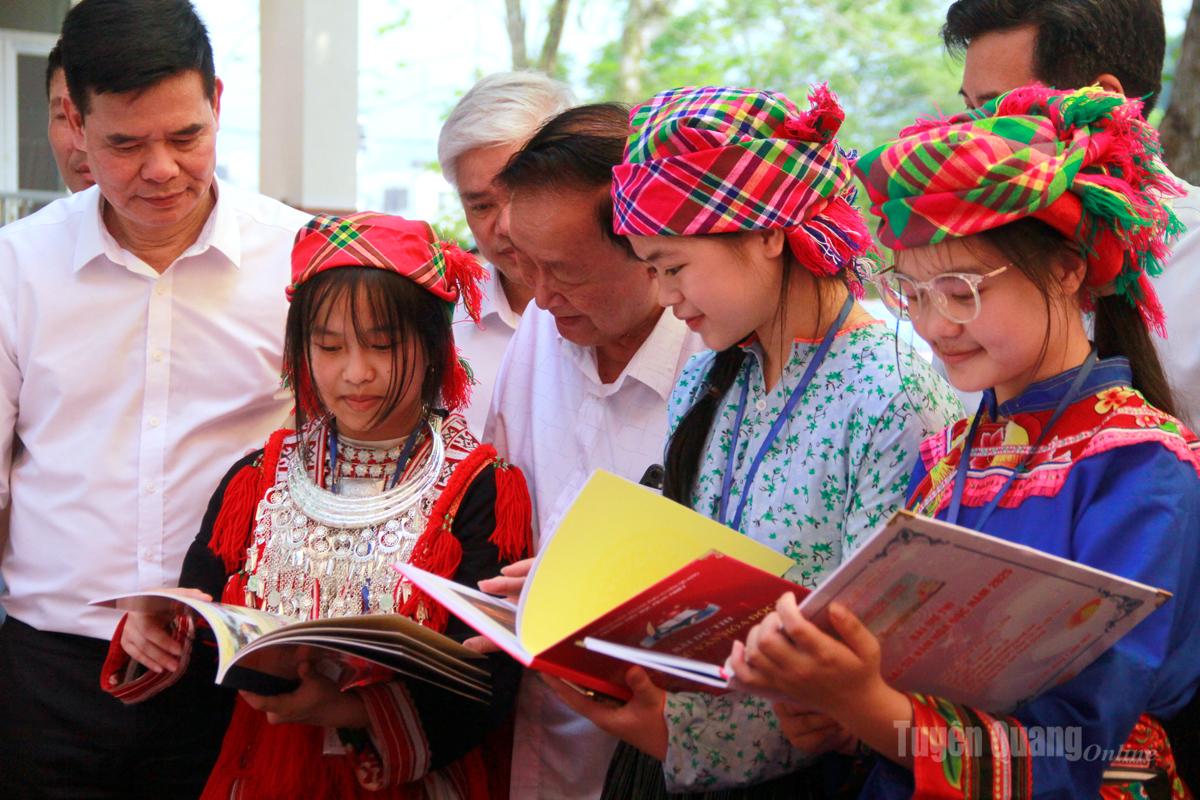 Học sinh Trường PTDT Nội trú THPT Hà Giang trò chuyện
 với Giáo sư Nguyễn Lân Hùng và lãnh đạo Sở Văn hóa, 
Thể thao và Du lịch về vai trò của sách.