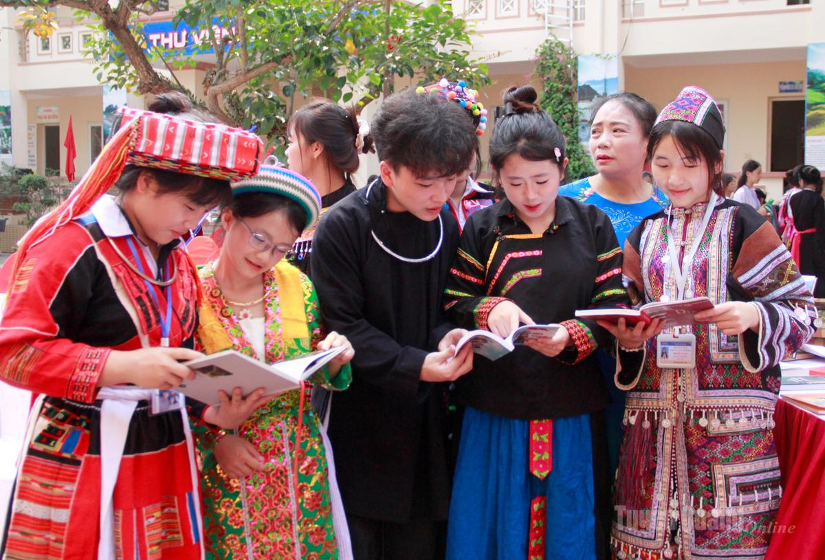 Học sinh các trường trên địa bàn tỉnh tham gia ngày Sách và Văn hóa đọc. 