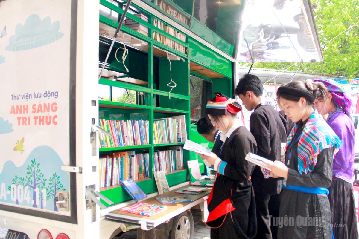 Mô hình thư viện lưu động của Thư viện tỉnh tại 30 trường học hưởng ứng Ngày hội Sách và văn hóa đọc giúp học sinh tiếp cận nhiều đầu sách hay.