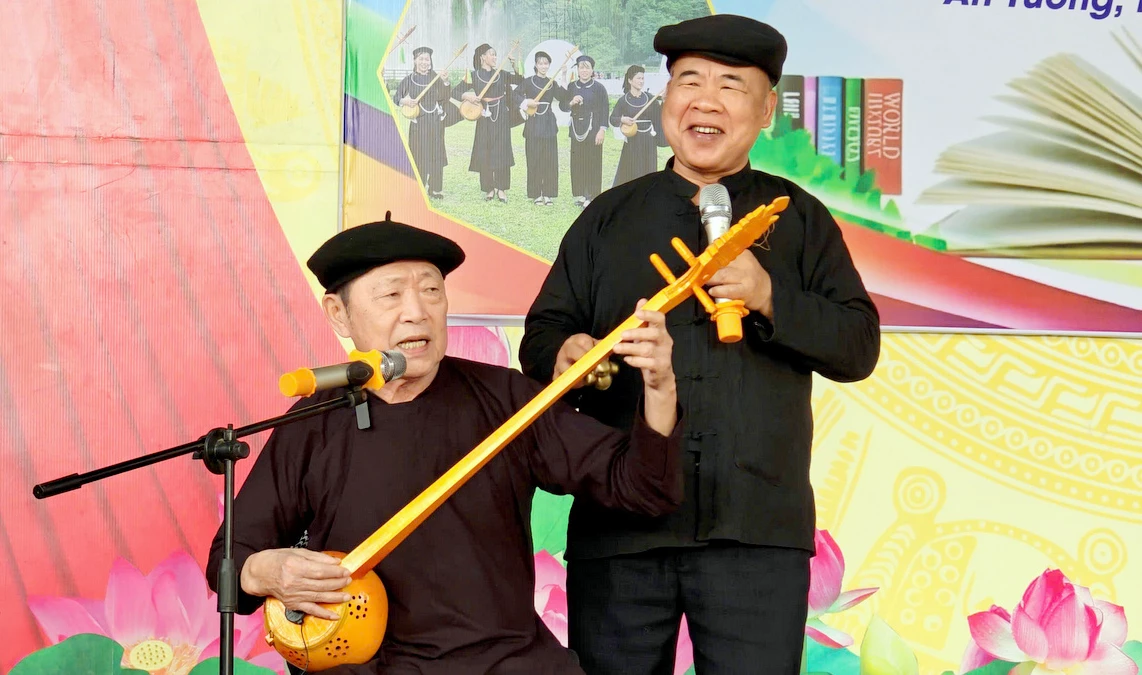 Nghệ nhân ưu tú Ma Văn Đức, Nghệ nhân dân gian Thàm Ngọc Kiến giới thiệu nghệ thuật hát Then, đàn Tính đến học sinh trường THPT Nguyễn Văn Huyên.