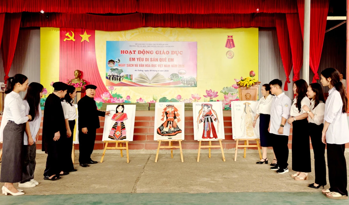 Tranh vẽ trang phục dân tộc truyền thống được trưng bày, giới thiệu tại hoạt động.