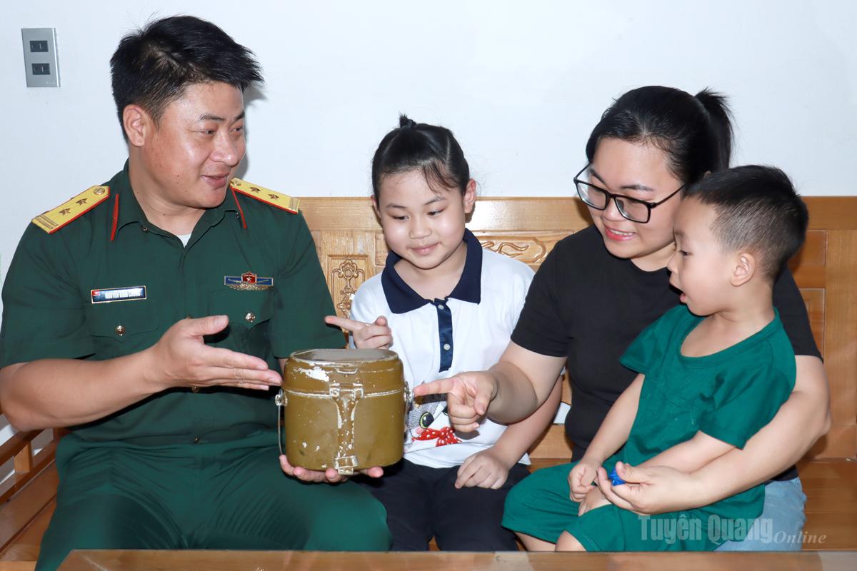 Chiếc cà-mèn, kỷ vật người cha trao truyền trở thành “giáo cụ sống” về lòng yêu nước trong gia đình anh Nguyễn Đình Chung (phường Hà Giang 2).