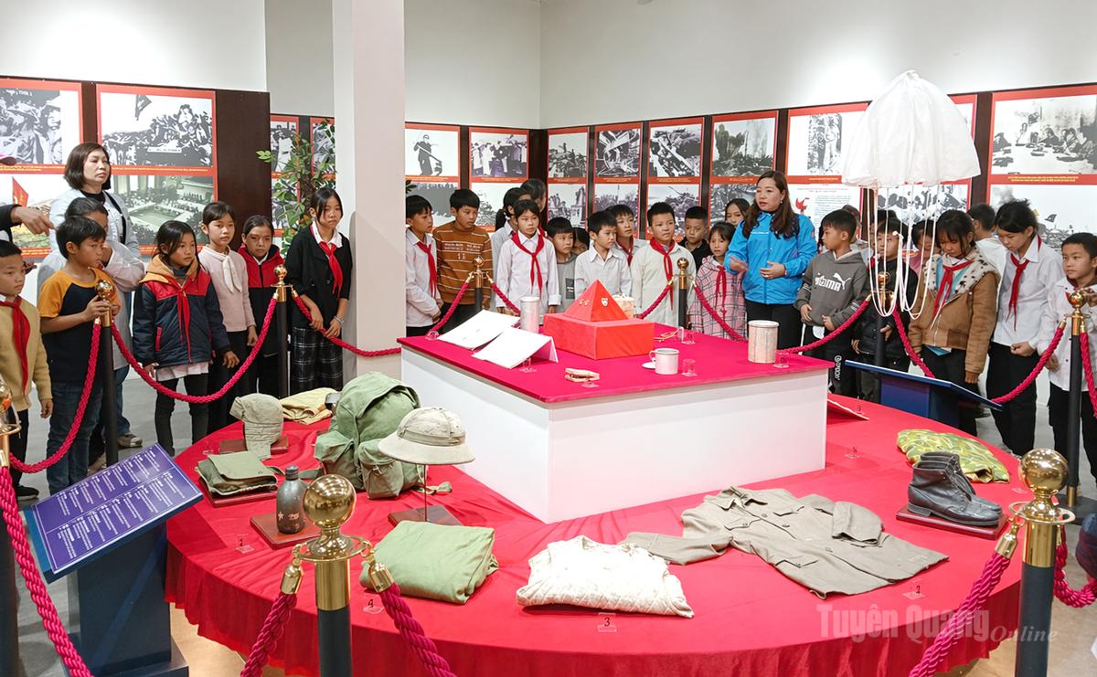 Trong không gian Bảo tàng tỉnh, kỷ vật chiến tranh trở thành cầu nối ký ức, giúp lịch sử trở nên gần gũi và giàu sức lay động.