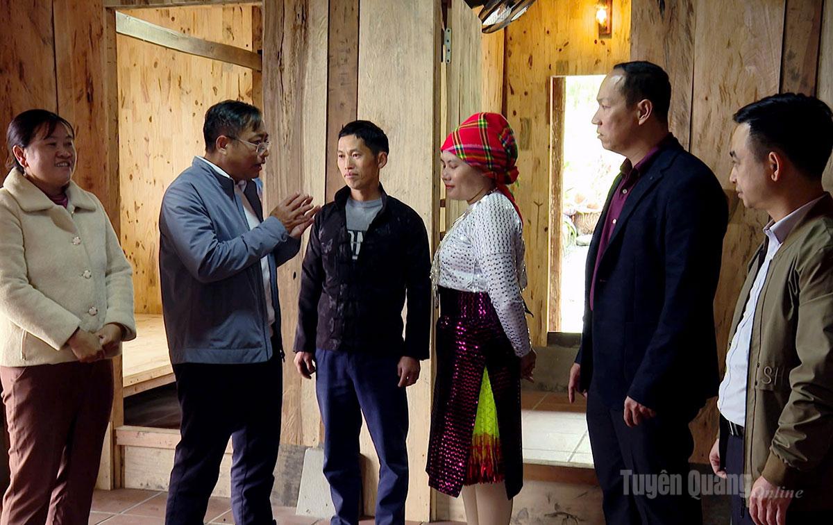 Chủ tịch Hiệp hội Du lịch tỉnh Tuyên Quang Lại Quốc Tĩnh chia sẻ kinh nghiệm về làm du lịch cộng đồng với bà con thôn Lùng Hẩu.