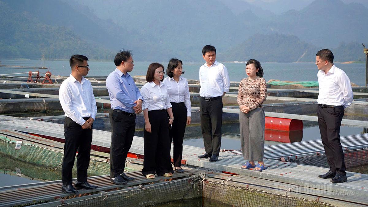 Ban lãnh đạo Agribank Chi nhánh Tuyên Quang khảo sát mô hình 
vay vốn phát triển kinh tế của HTX Thủy sản 
Làng Chài tại vùng 
lòng hồ thủy điện
 Tuyên Quang.