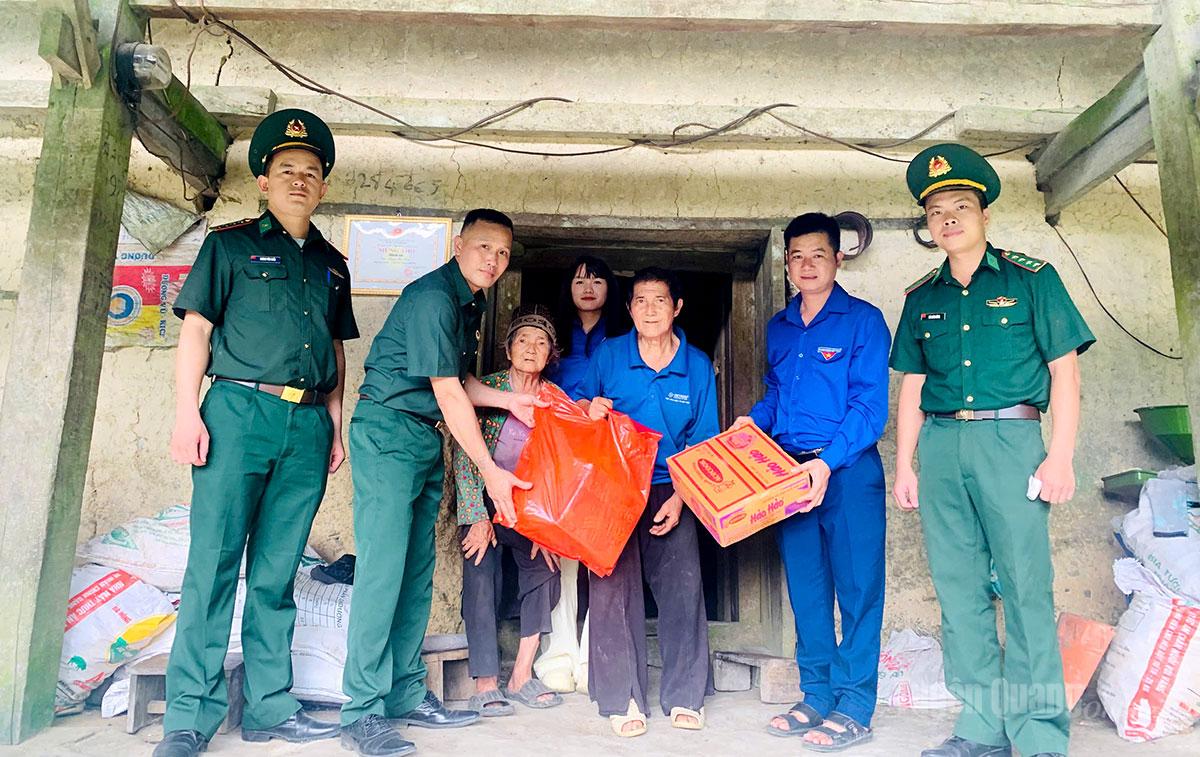 Thế hệ trẻ xã Tùng Vài, Đồn Biên phòng Tùng Vài thăm gia đình CCB Vàng Hồ Dìn.