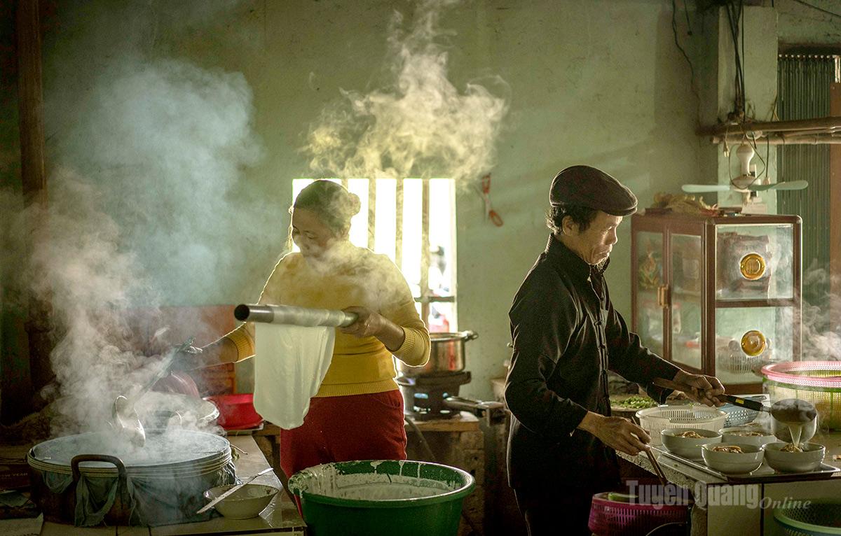 Quán phở gia truyền của gia đình ông Đàm Thanh Minh tất bật từ 4 giờ sáng.