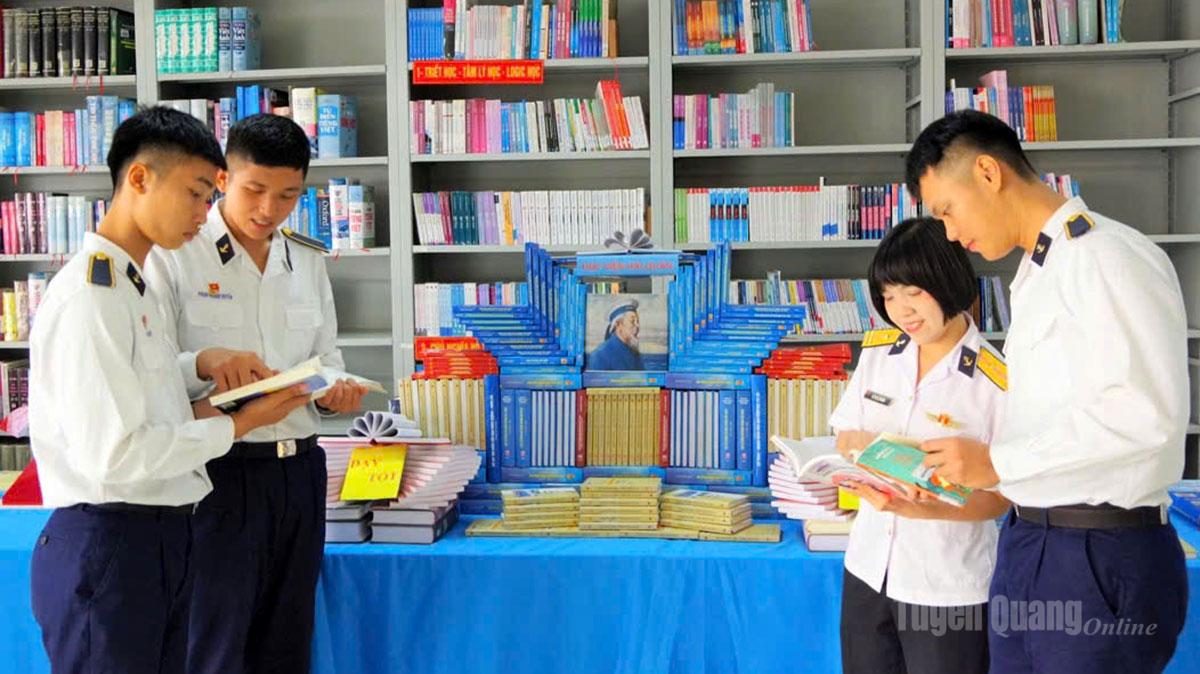 Cán bộ, chiến sĩ trao đổi, đọc sách tại Khu trưng bày mô hình sách của Học viện Hải Quân.                                        Ảnh: CTV