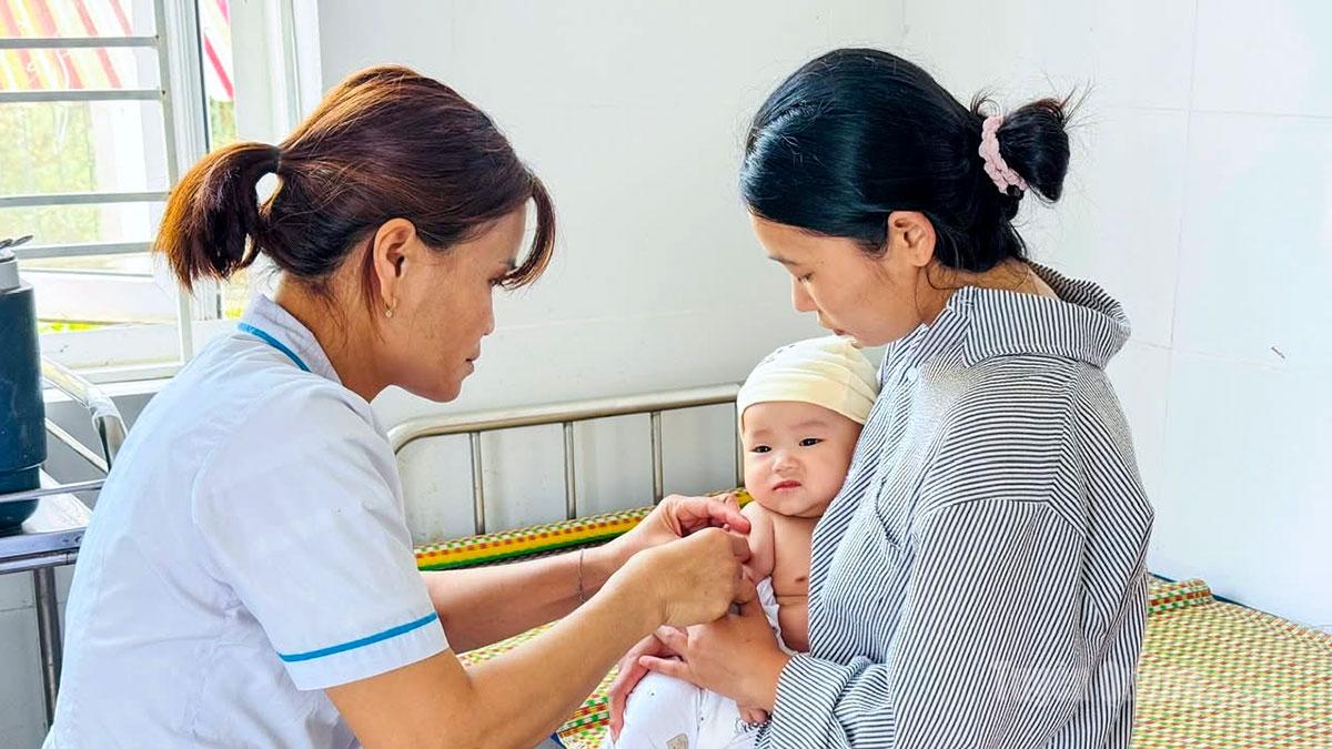 Tiêm phòng vắc-xin định kỳ cho trẻ được triển khai trên địa bàn xã Bạch Đích.