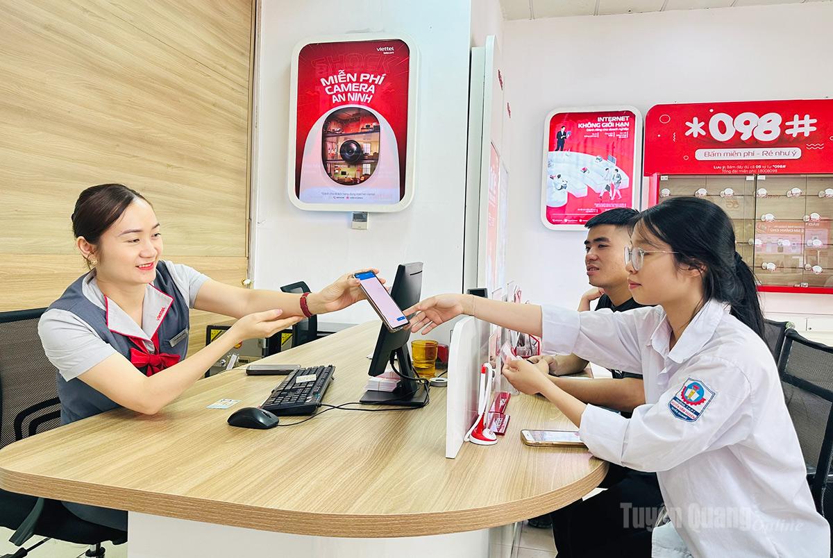 Nhân viên Viettel Tuyên Quang hỗ trợ khách hàng thực hiện thủ tục xác minh thông tin thuê bao.