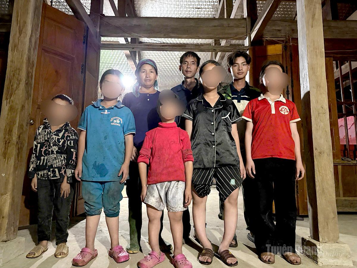 Một gia đình ở thôn Khuổi Ma, xã Hùng Lợi có tới 8 người con thì có 5 cháu suy dinh dưỡng, 3 cháu bị dị tật ở chân.