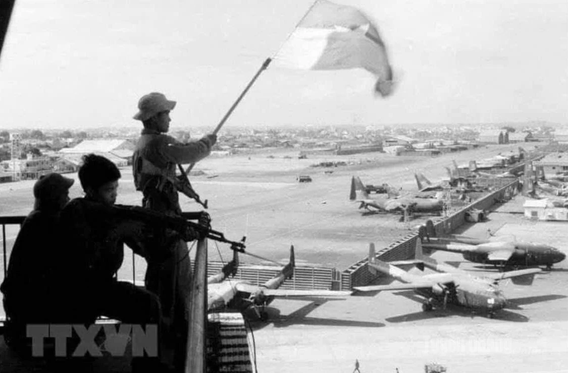 Bức ảnh Cờ giải phóng 
tung bay trên sân bay 
Tân Sơn Nhất, 
cựu chiến binh 
Nguyễn Thế Liêm là người cầm súng. 
(Ảnh do nhân vật cung cấp).