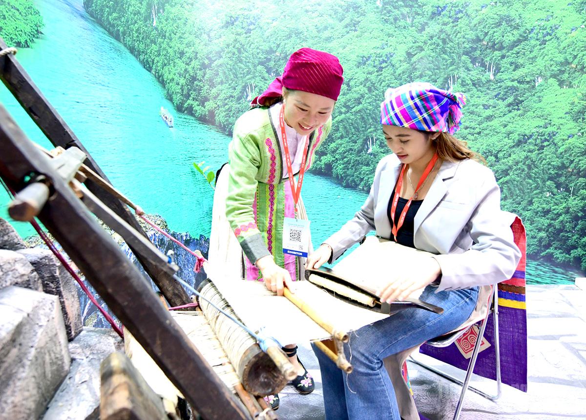 Vàng Thị Dế (bên trái ảnh), cô gái người Mông dám phản kháng hủ tục, tự tin tỏa sáng, mang hàng nghìn USD về bản.