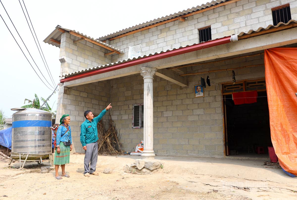 Gia đình bà Cháng Thị Máy, thôn Há Lìa, xã Thắng Mố được hỗ trợ kinh phí làm nhà ở kiên cố, giúp ổn định cuộc sống.