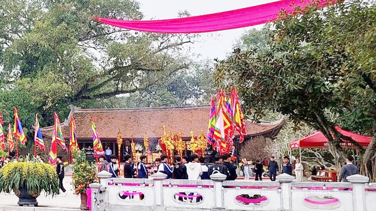 Dải lụa đào tại Đền Mẫu Âu Cơ vẫn rực rỡ, thắm tươi như tình Mẹ tự muôn đời, kết nối con cháu Lạc Hồng.