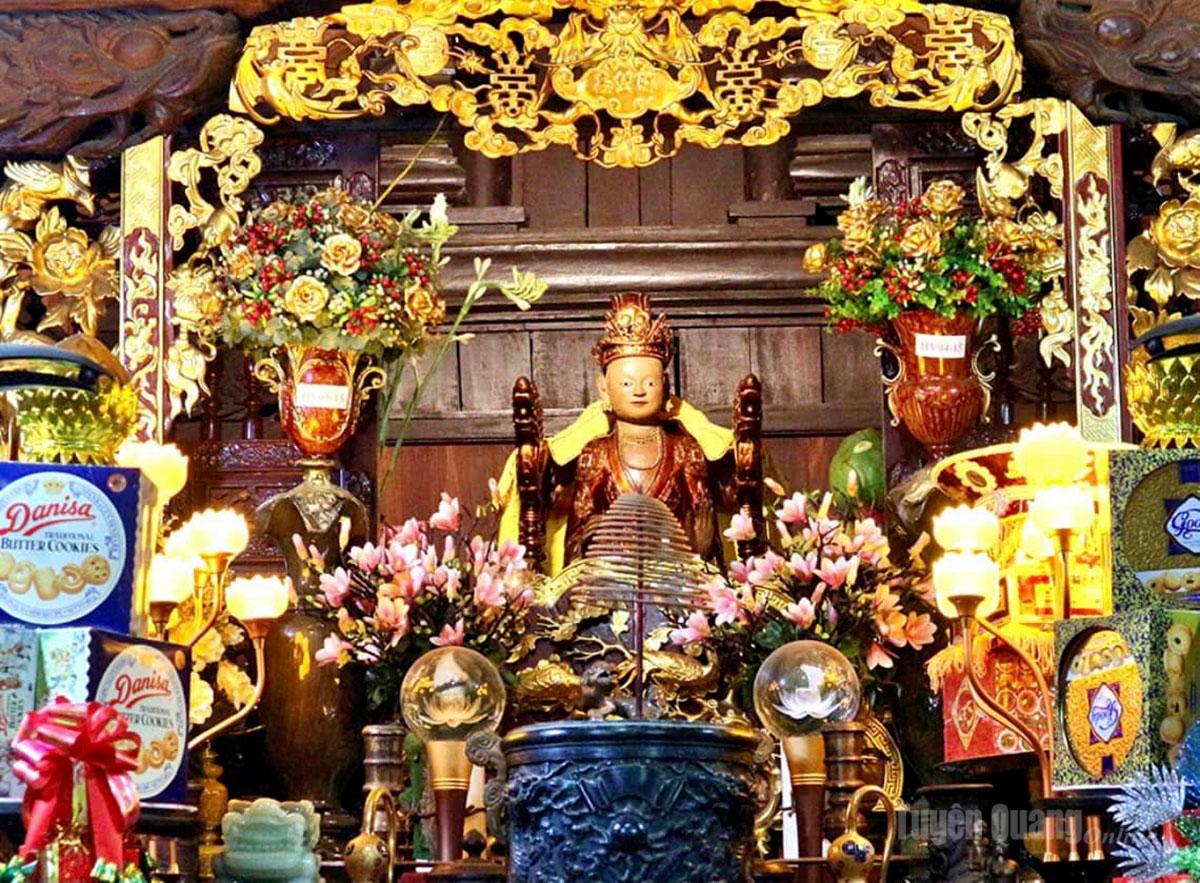 Độc bản 
tượng Mẫu Âu Cơ thờ tại Cung Cấm (Thượng cung) 
của ngôi đền.