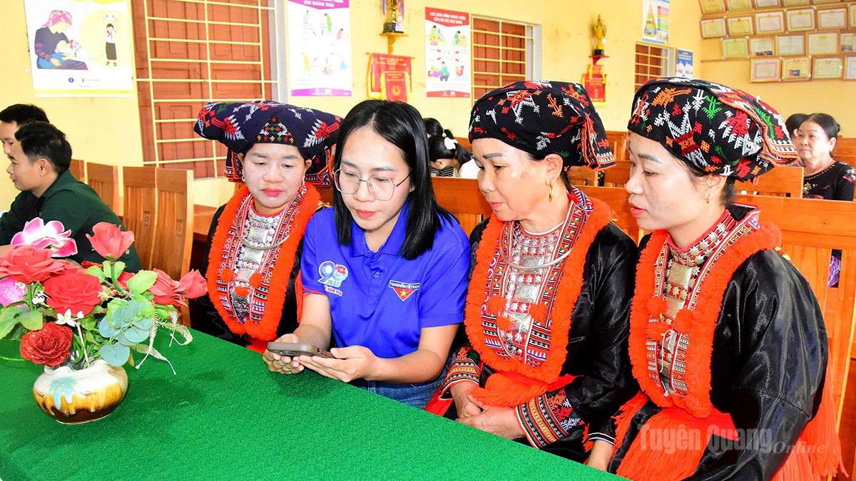 Cán bộ ở cơ sở hướng dẫn người dân thôn Xít Xa, xã Bạch Xa tiếp cận nền tảng “Mặt trận số”.