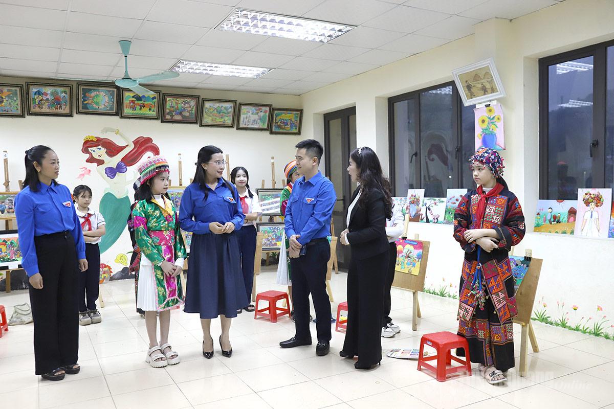 Lãnh đạo Trung ương Đoàn và Tỉnh đoàn trò chuyện với các em học sinh tại Trung tâm hoạt động thanh thiếu nhi tỉnh.