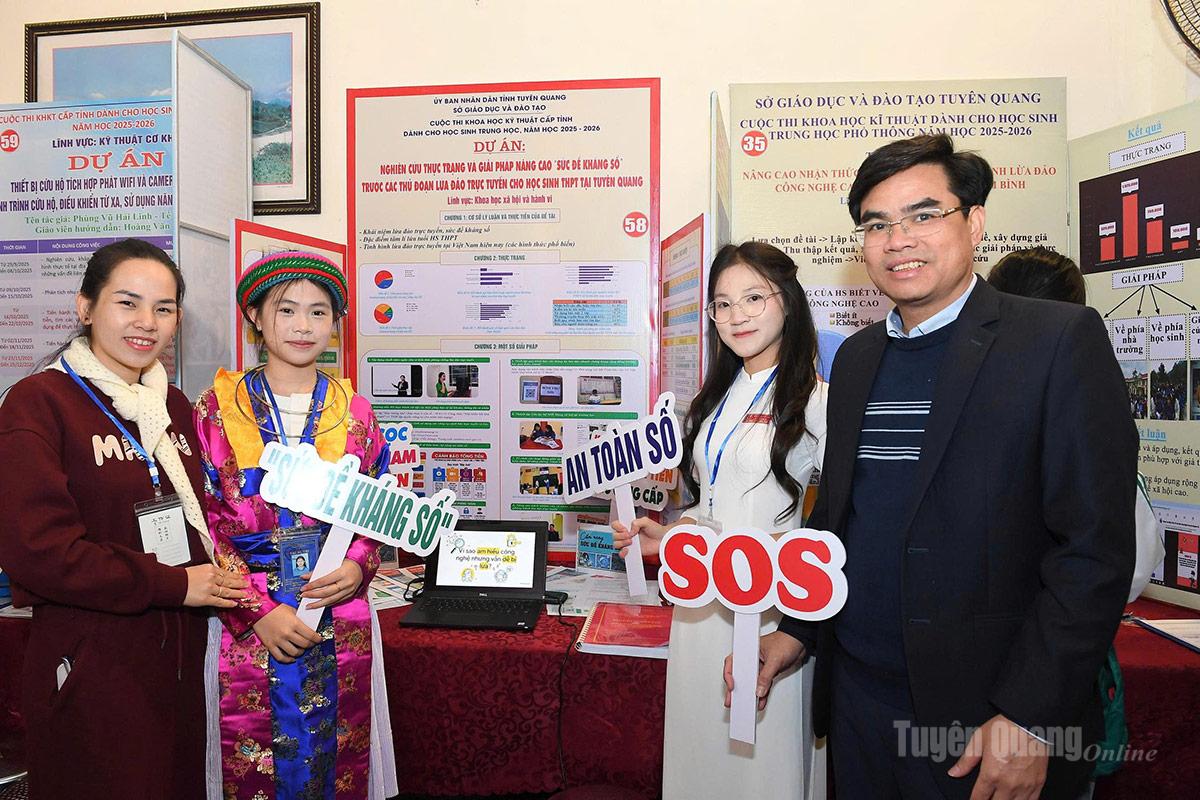 Học sinh Trường Phổ thông Dân tộc nội trú THPT tỉnh tham gia cuộc thi Khoa học kỹ thuật cấp tỉnh với dự án về nâng cao sức đề kháng số trước các thủ đoạn lừa đảo trực tuyến cho học sinh.