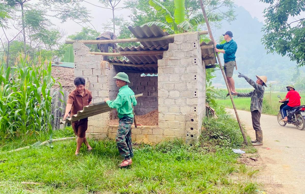 Người dân thôn Trung, xã Bằng Lang chủ động dỡ bỏ các công trình hiến đất làm đường giao thông nông thôn.