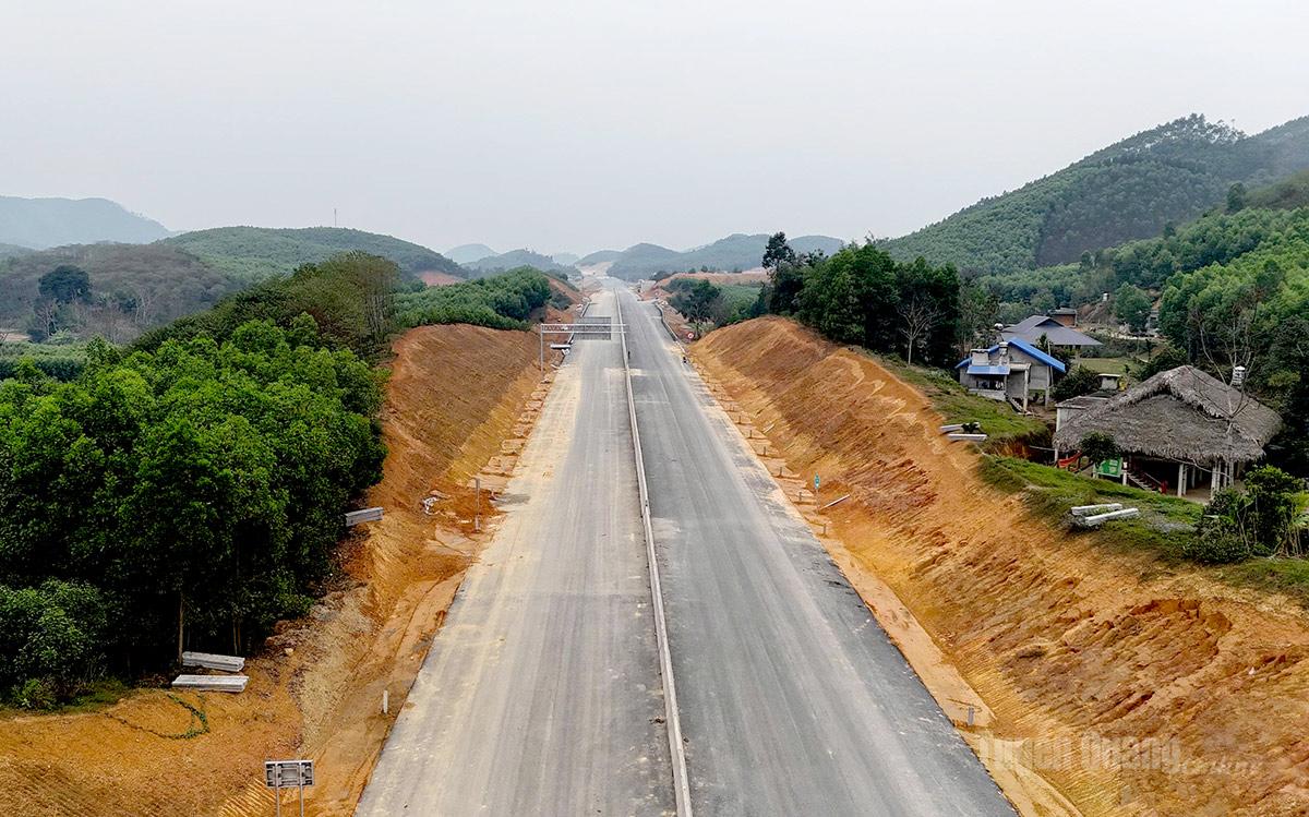 Hình hài cao tốc Tuyên Quang - Hà Giang giai đoạn 1 quy mô 2 làn xe.