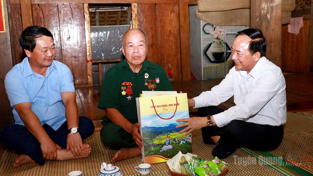Trưởng ban Tuyên giáo và Dân vận Trung ương Trịnh Văn Quyết thăm, làm việc tại Tuyên Quang và tri ân các Anh hùng liệt sĩ