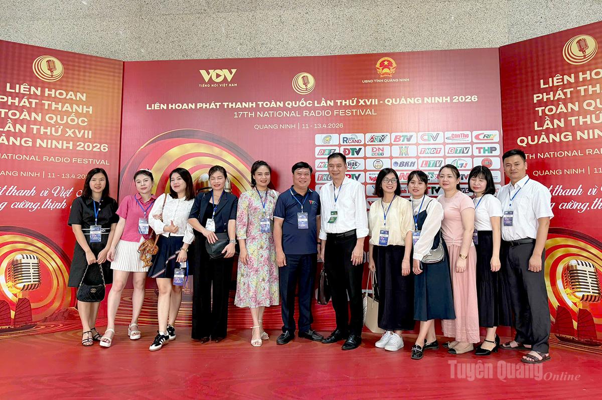 Đồng chí Đồng Mạnh Hùng, Trưởng Ban Thư ký biên tập Đài Tiếng nói Việt Nam, Phó Ban tổ chức Liên hoan Phát thanh toàn quốc lần thứ XVII chụp ảnh cùng lãnh đạo, cán bộ, phóng viên Báo và phát thanh, truyền hình Tuyên Quang.