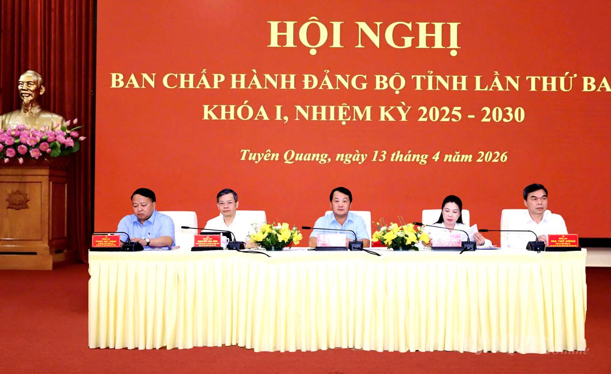 Bí thư Tỉnh ủy Hầu A Lềnh cùng các đồng chí Thường trực Tỉnh ủy chủ trì hội nghị.