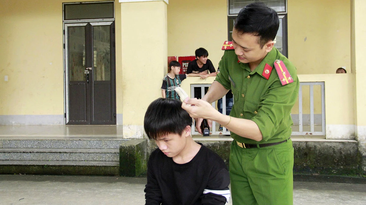 Thượng úy Hoàng 
Xuân Sỹ tham gia Chương trình “Mái tóc nghĩa tình”
