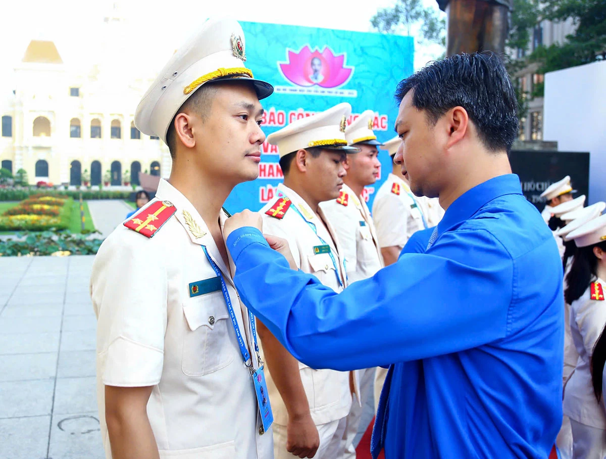 Thượng úy Hoàng Xuân Sỹ nhận Huy hiệu tuyên dương thanh niên tiên tiến làm theo lời Bác toàn quốc.