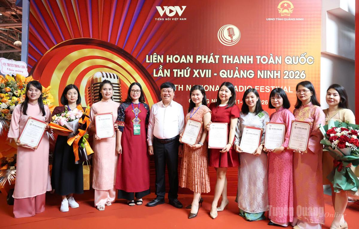 Lãnh đạo Báo và phát thanh, truyền hình Tuyên Quang chụp ảnh cùng nhóm tác giả đoạt giải.