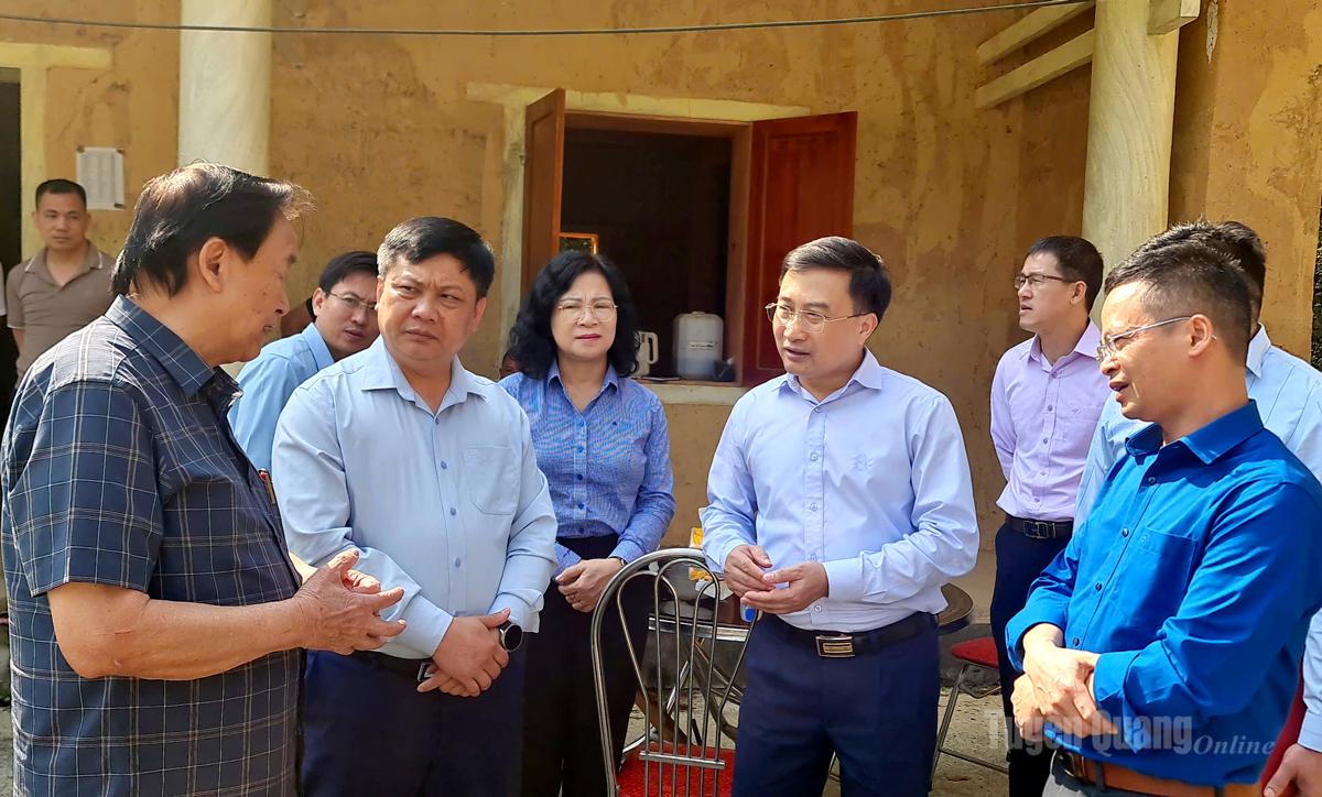 Lãnh đạo Sở Nông nghiệp và Môi trường làm việc với Giáo sư Nguyễn Lân Hùng về chuyển đổi cơ cấu cây trồng, vật nuôi, tìm giải pháp gia tăng giá trị sản xuất.