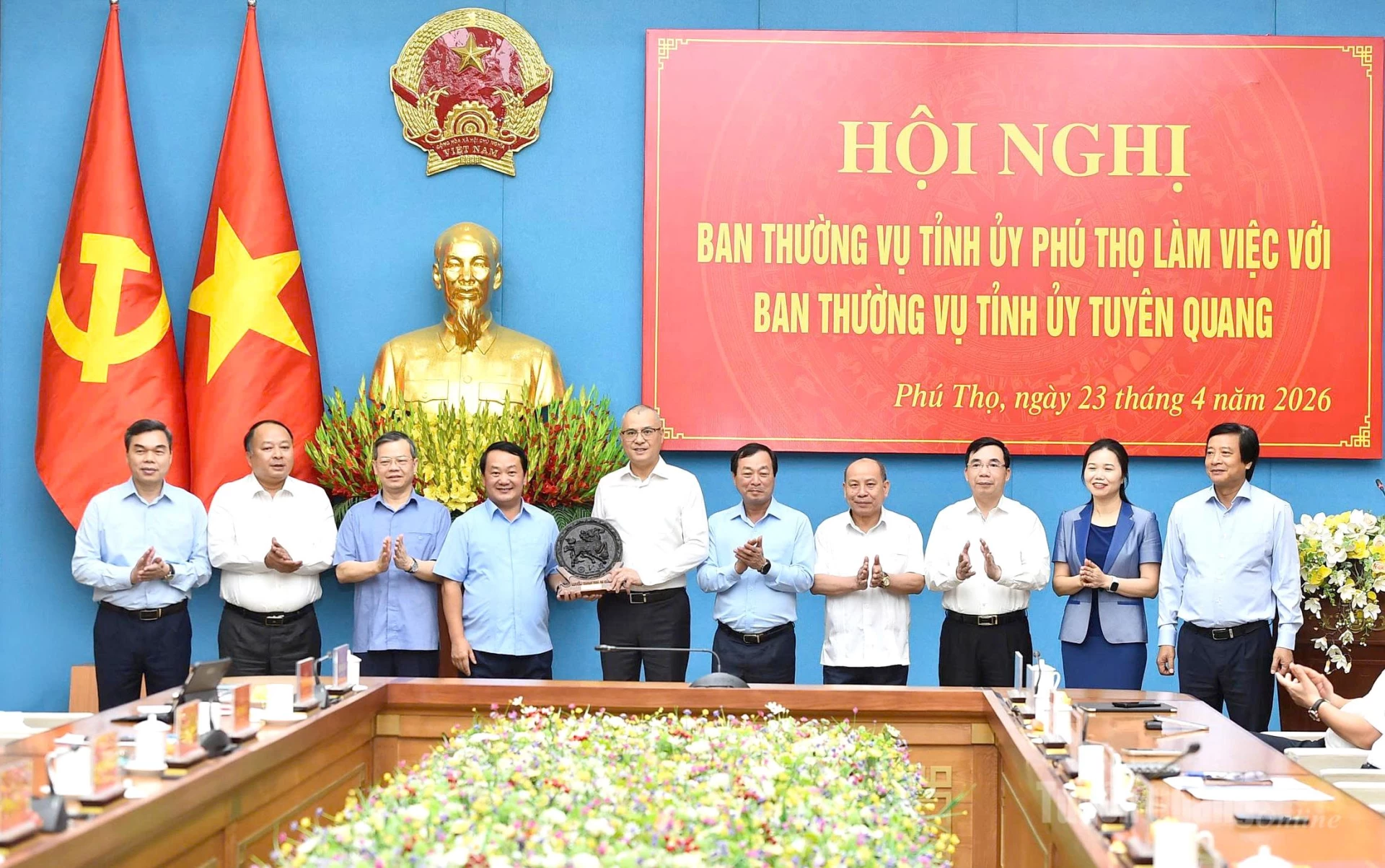 Các đồng chí Thường trực Tỉnh ủy tặng quà cho lãnh đạo tỉnh Phú Thọ.