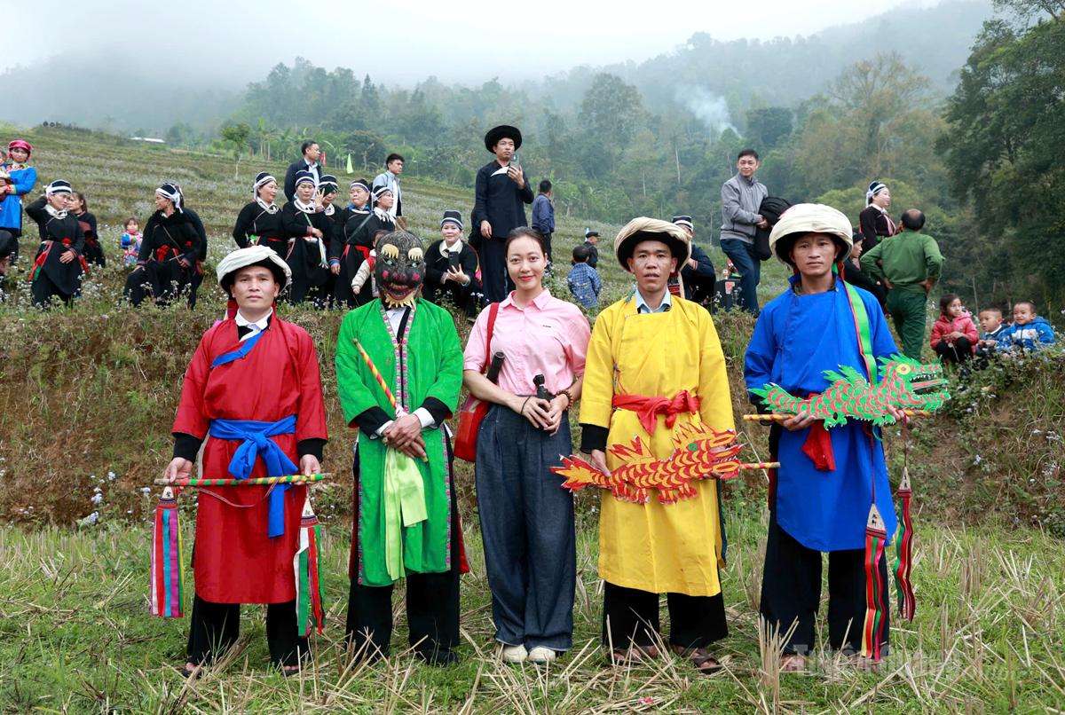 Anna Luyến và đồng bào người Dao Áo dài trong Lễ cúng Na Mều tại xã Tân Tiến.