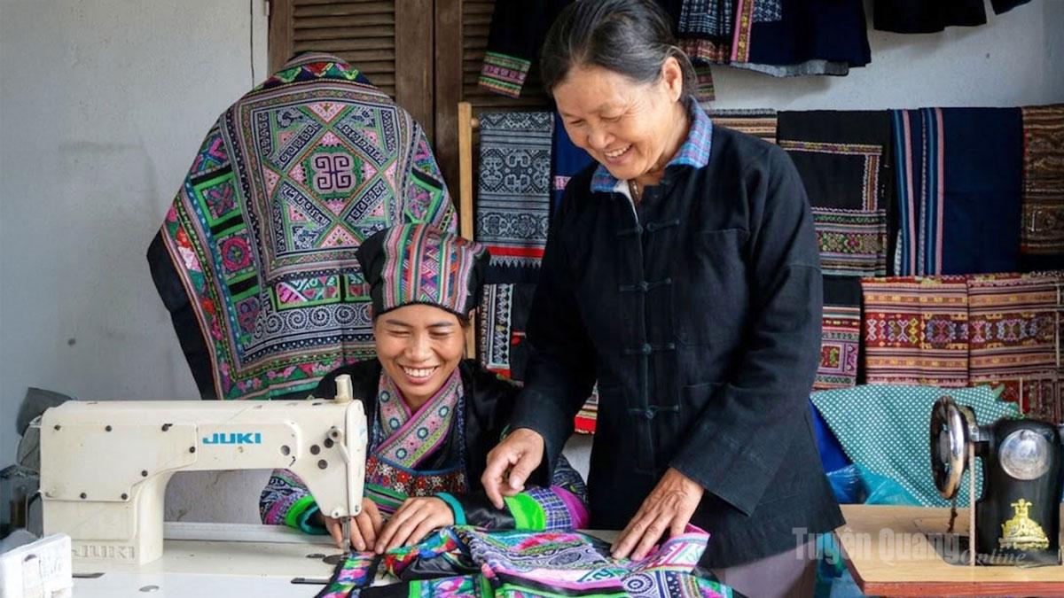 Người dân 
thôn Nậm Lương 
truyền dạy nghề thêu trang phục truyền thống 
của dân tộc Bố Y.
Ảnh: Thanh tùng 
