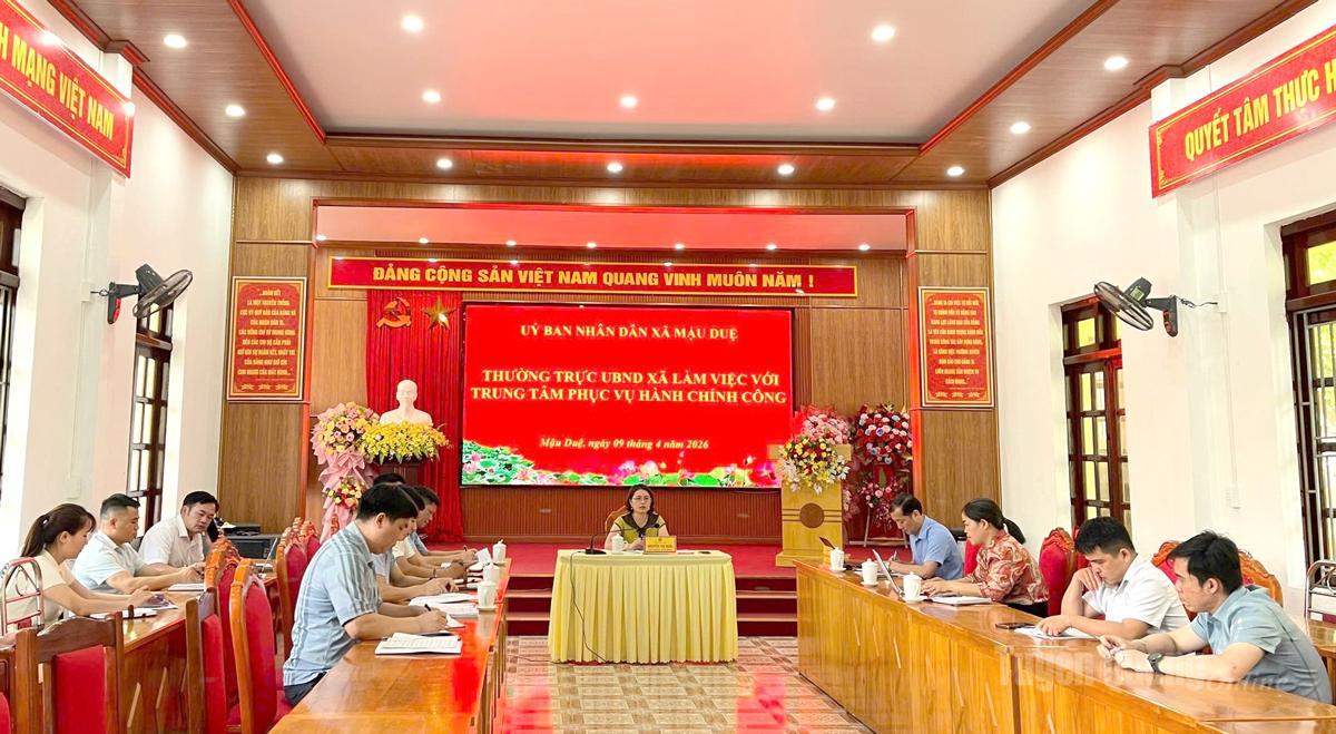 Lãnh đạo xã Mậu Duệ 
làm việc với Trung tâm phục vụ 
hành chính công của xã nhằm nâng 
cao chất lượng phục vụ người dân. 
