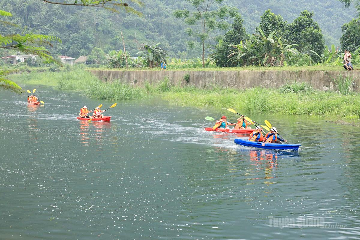Các tay chèo tham gia tại giải.