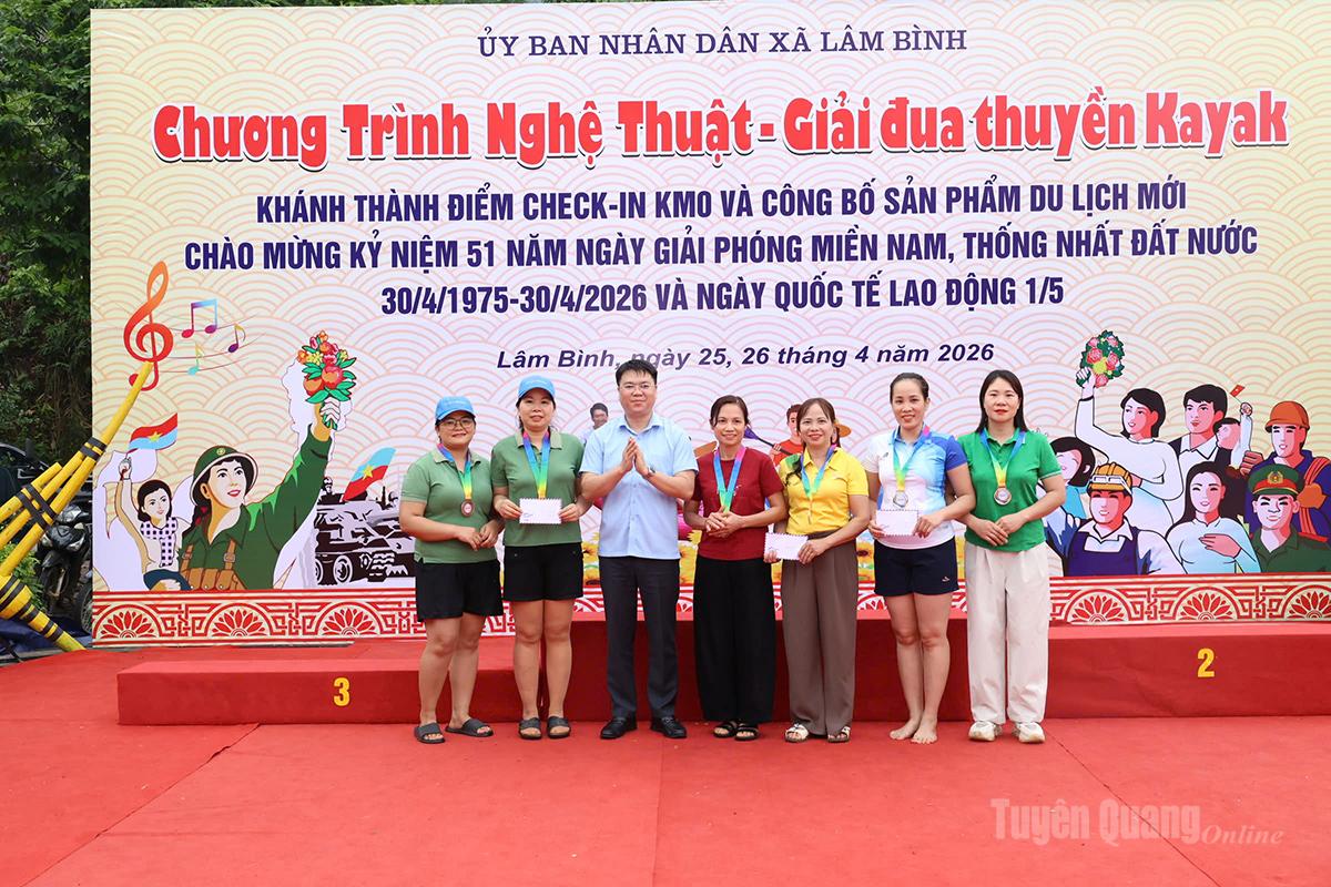 Lãnh đạo xã Lâm Bình trao giải cho các cặp vận động viên tham gia thi đấu xuất sắc ở nội dung  đôi nữ cự ly 1000m.