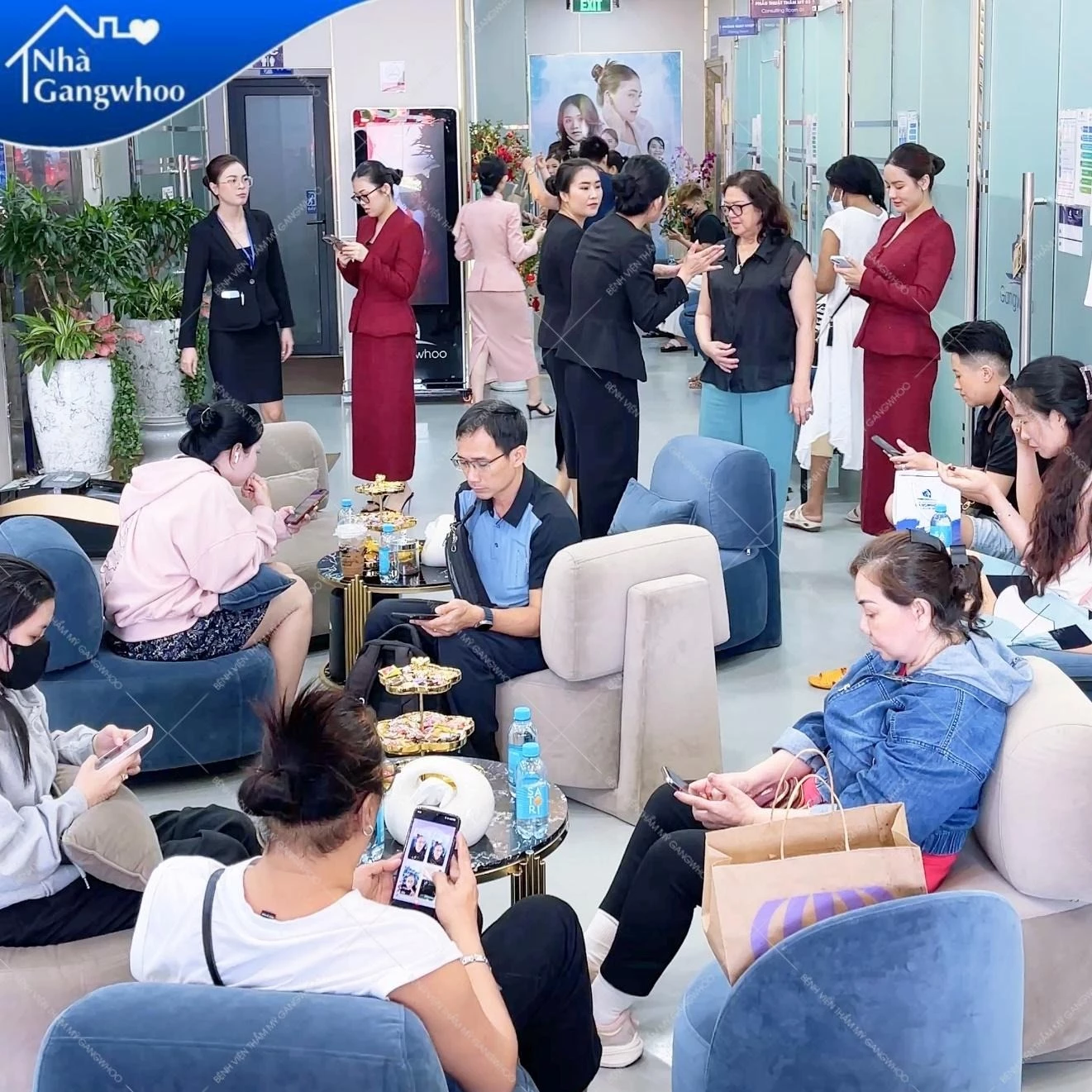 Hình ảnh khách hàng đông đúc đến Gangwhoo làm đẹp.
