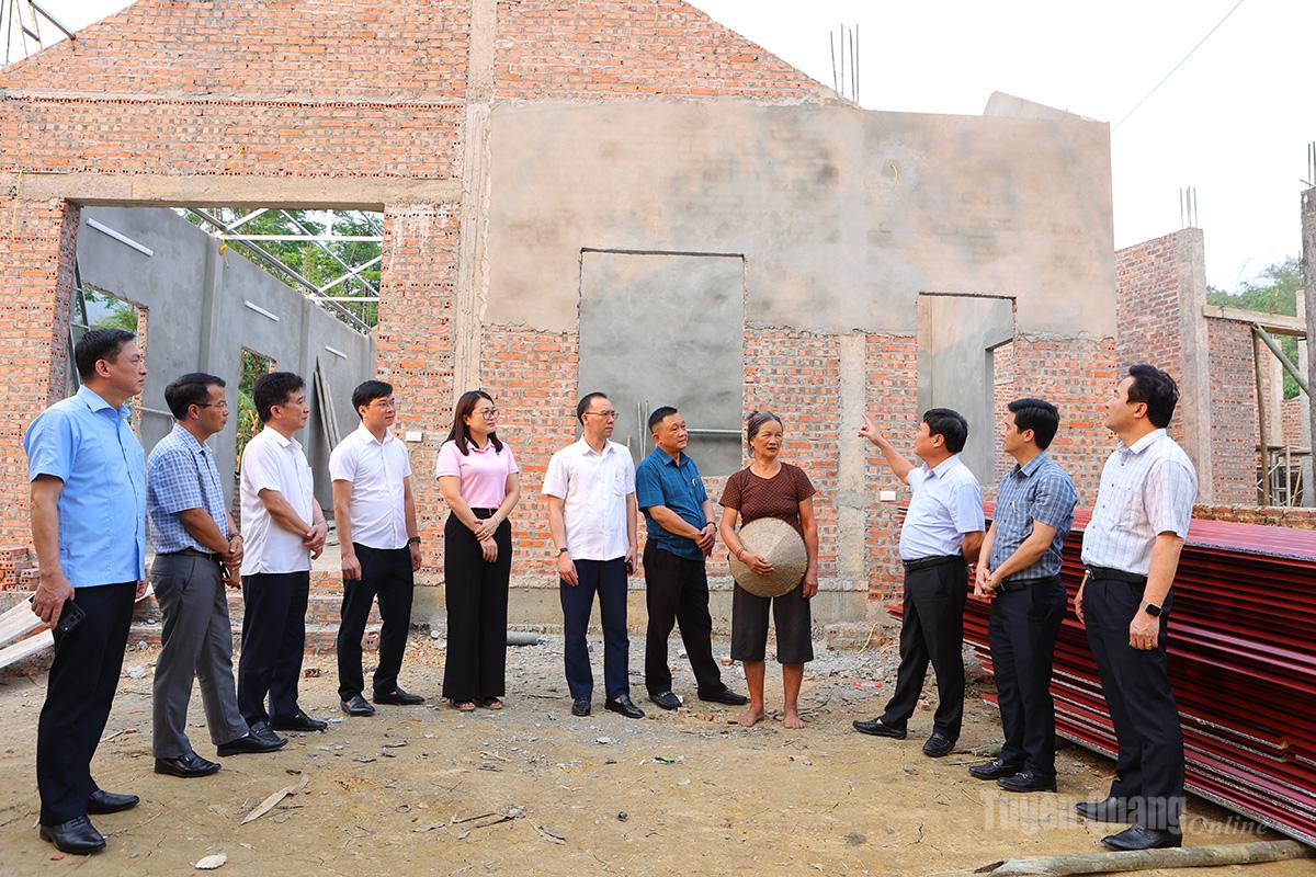 Lãnh đạo Báo và phát thanh, truyền hình Tuyên Quang và xã Trung Hà thăm hỏi, động viên bà Ma Thị Rắc - gia đình vừa bị hoả hoạn.
