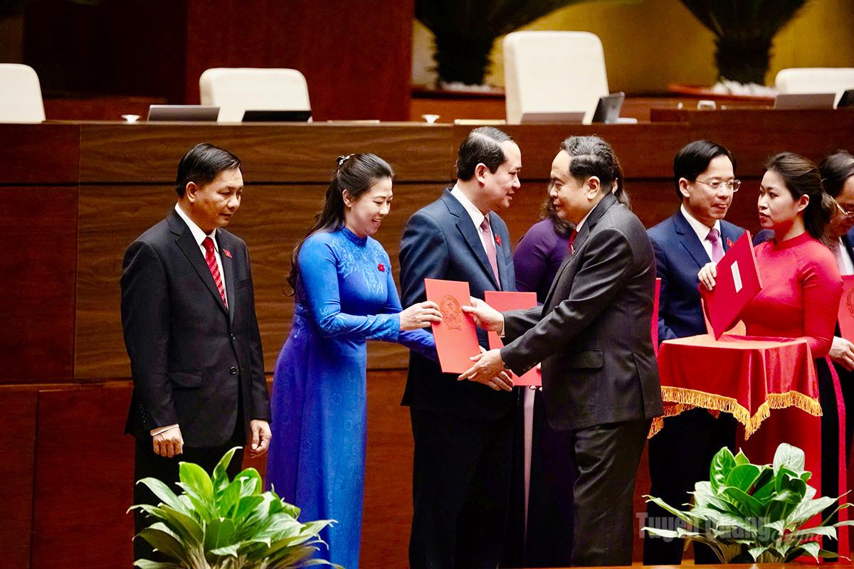 Chủ tịch Quốc hội khóa XVI Trần Thanh Mẫn trao quyết định của Ủy ban Thường vụ Quốc hội phê chuẩn chức danh Trưởng đoàn ĐBQH tỉnh Tuyên Quang khóa XVI cho đồng chí Lê Thị Kim Dung, Phó Bí thư Thường trực Tỉnh ủy Tuyên Quang.