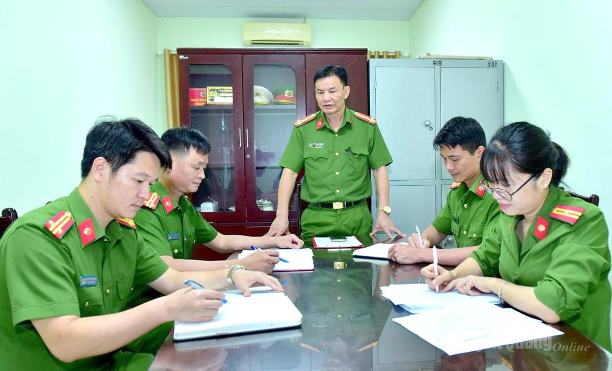 Ban chuyên án họp bàn
phương án.