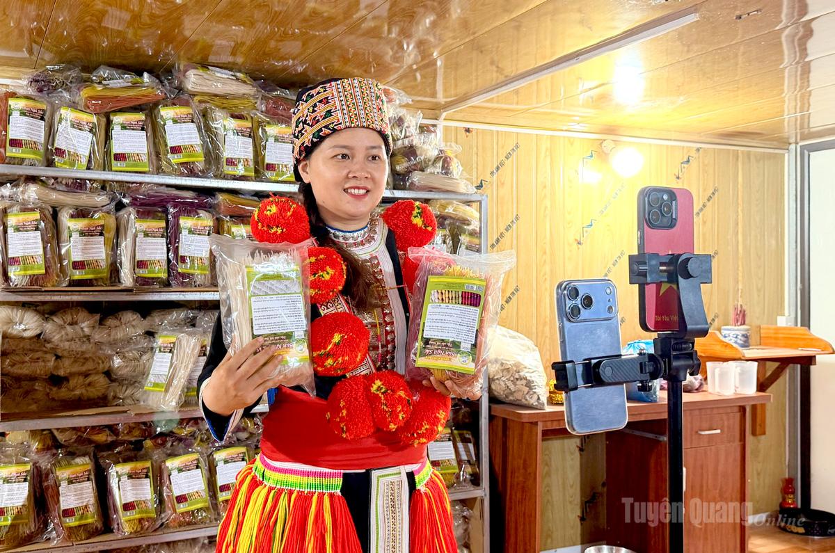 Chị Phùng Thị Mùi,
Giám đốc Hợp tác xã
Thảo dược Phùng Thị Mùi,
xã Bình An sản xuất
sản phẩm thảo dược
đúng quy định.