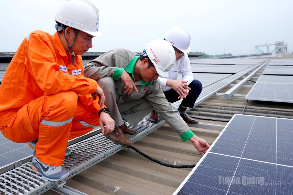 Công ty Giấy An Hòa lắp đặt điện mặt trời mái nhà.