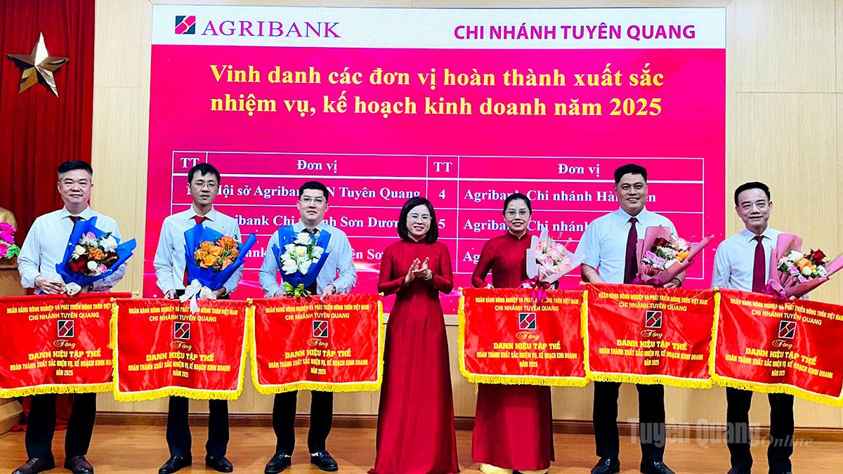 Agribank Chi nhánh Tuyên Quang tuyên dương khen thưởng cho các tập thể có thành tích trong hoạt động kinh doanh năm 2025.